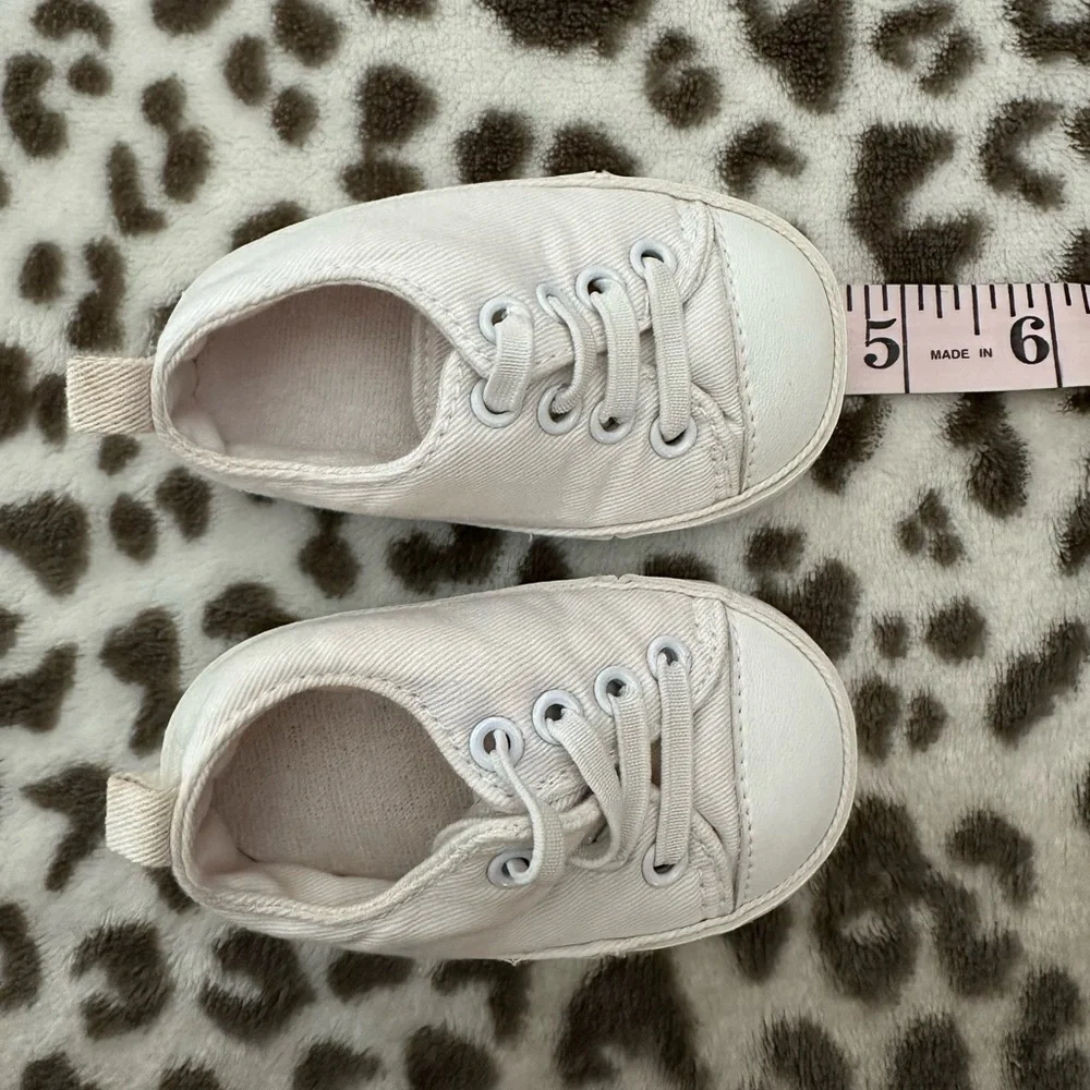 Old Navy Infant Sneakers Size 3-6 months